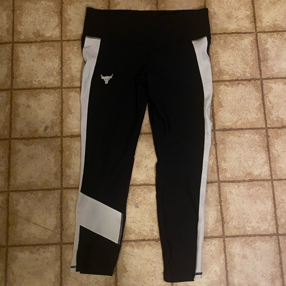 BRAND NEW! Under armour black women’s leggings.